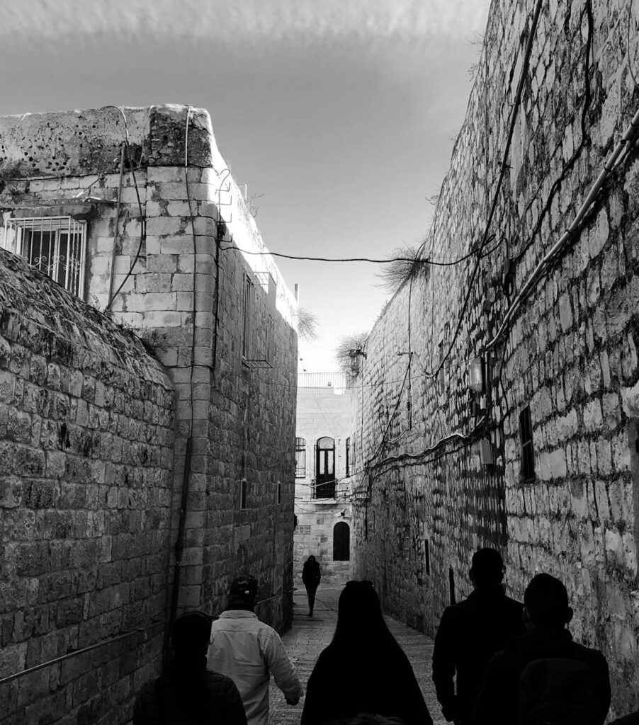 Illustration of Alarming Silicon Valley Wealth Gap Leaves Ordinary People Hopelessly Behind